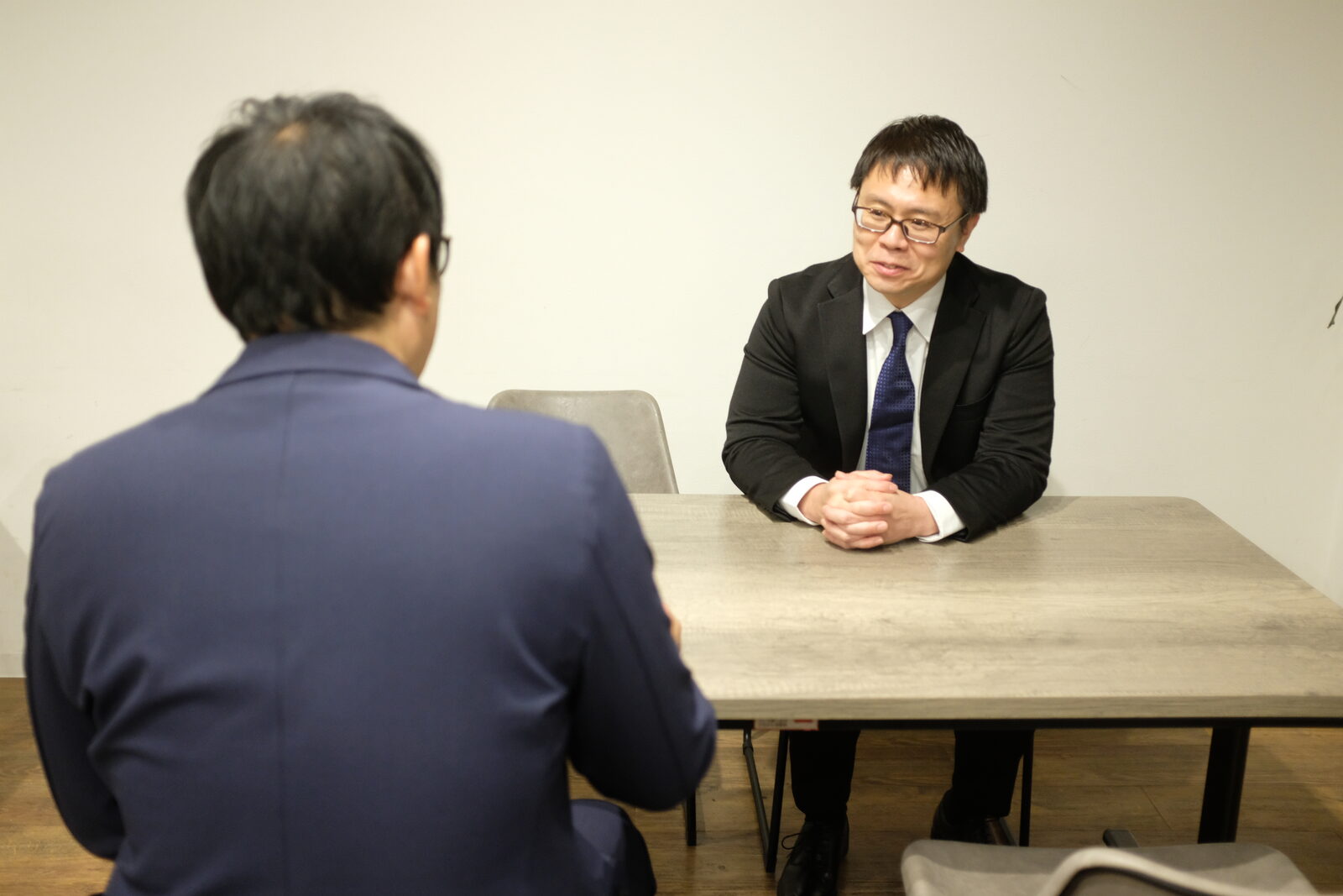 貝井英則がご相談を伺う様子